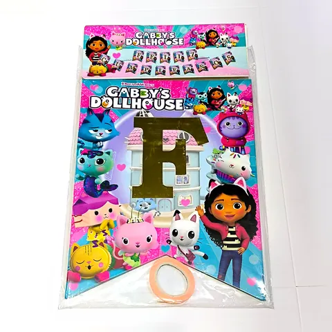 Banderín Feliz Cumpleaños Gabby's Dollhouse, en su empaque